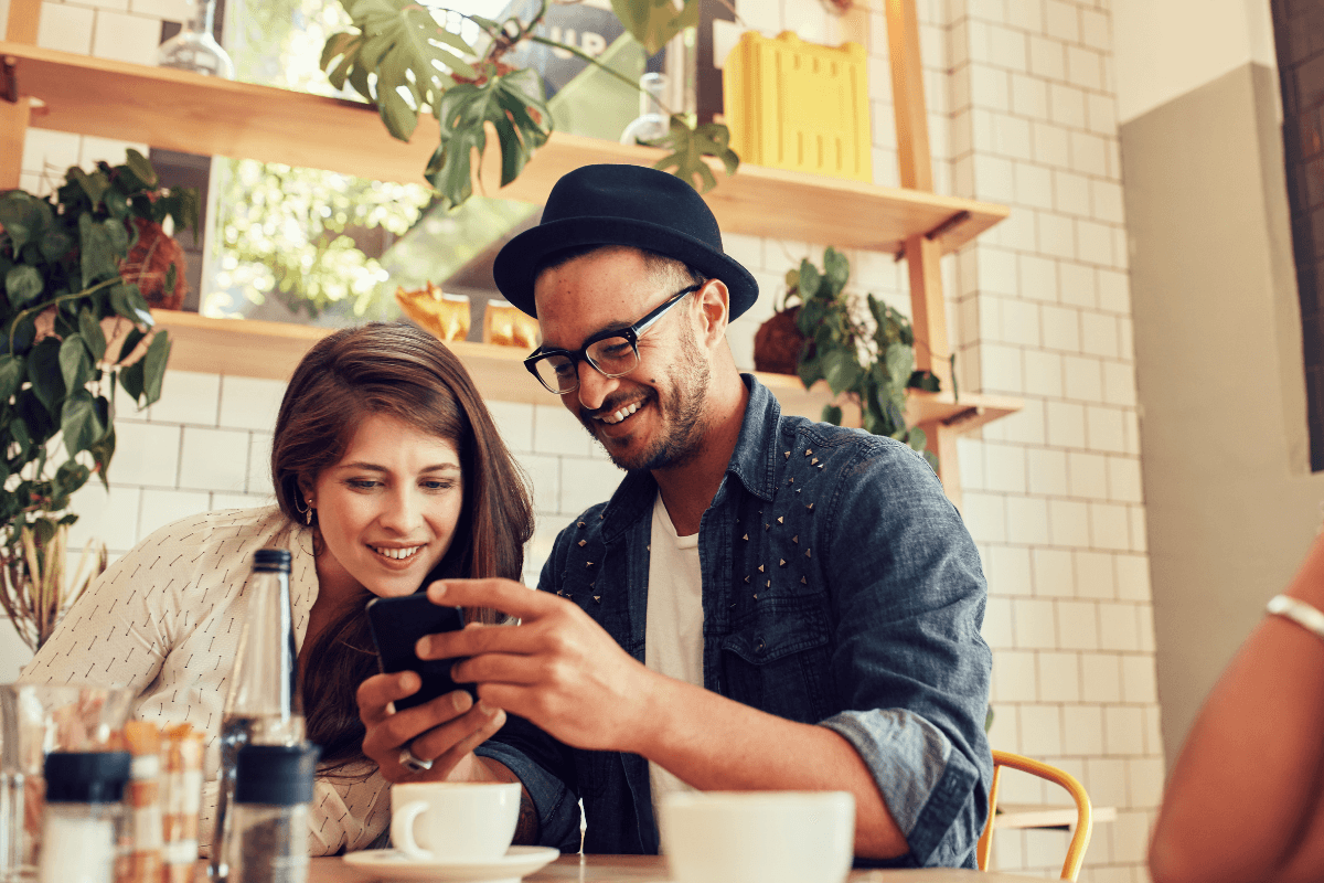Pärchen prüft Finanzen auf dem Smartphone